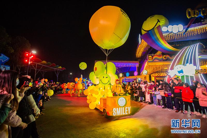 图为笑脸彩车巡游活动.新华网发图为笑脸彩车巡游活动.