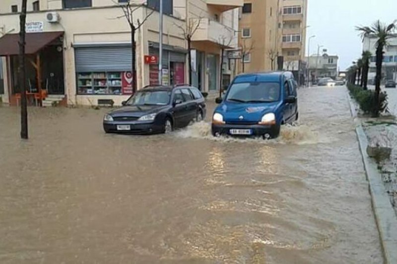 ​阿尔巴尼亚多地出现暴雨 引发洪水 道路及民宅不同程度受损