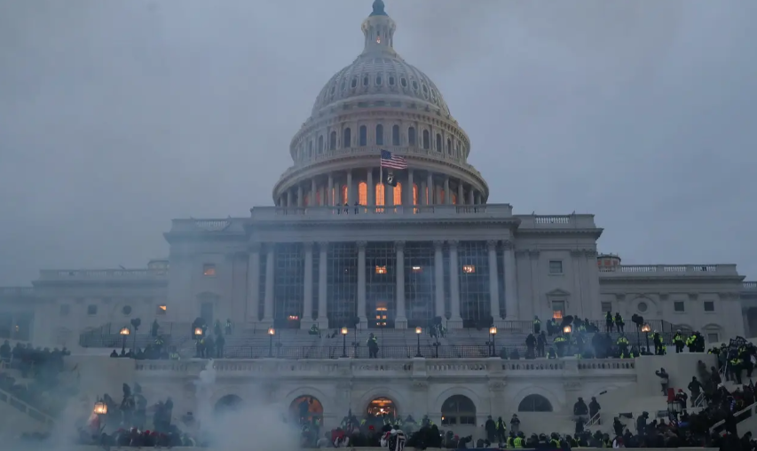 △1月6日美国国会骚乱现场，四处都是烟雾、枪声、喊叫声以及燃烧产生的焦糊味（图片来源：路透社）