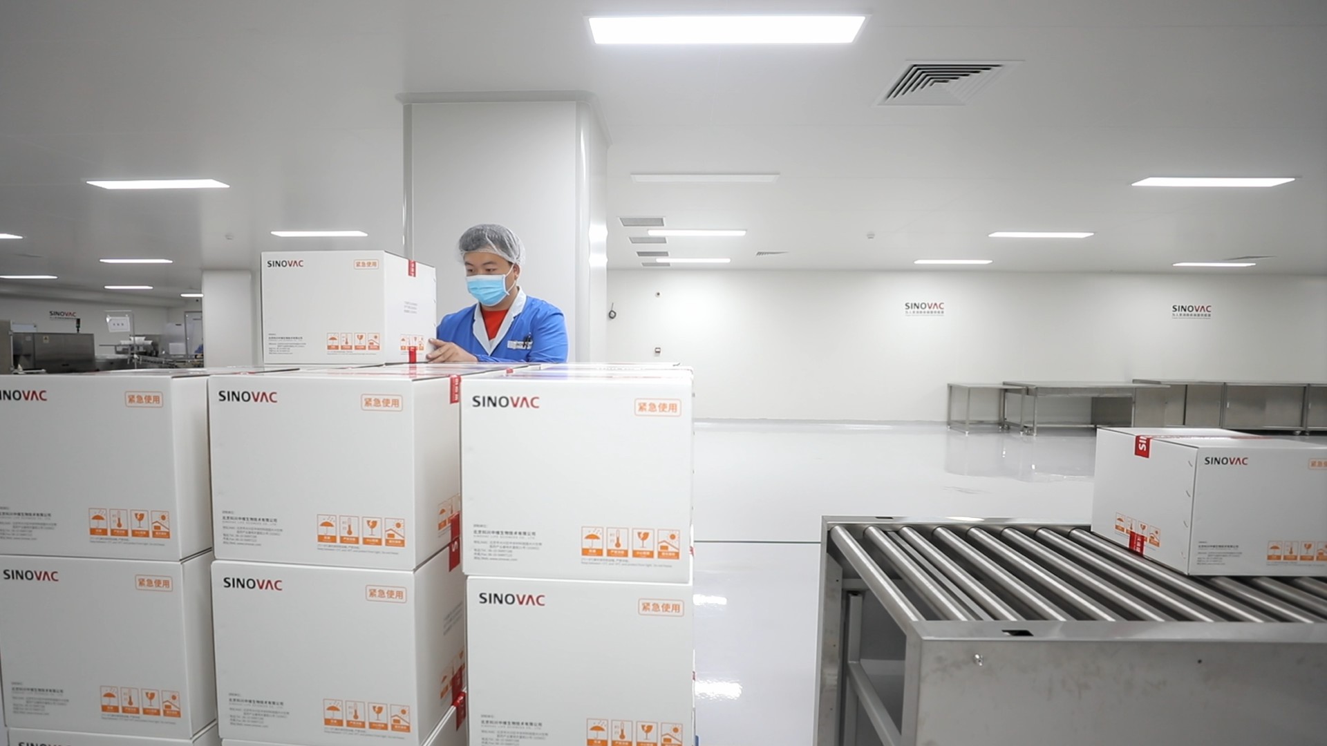 工作人员将刚打包好的一箱箱新冠灭活疫苗放置一起。科兴中维供图