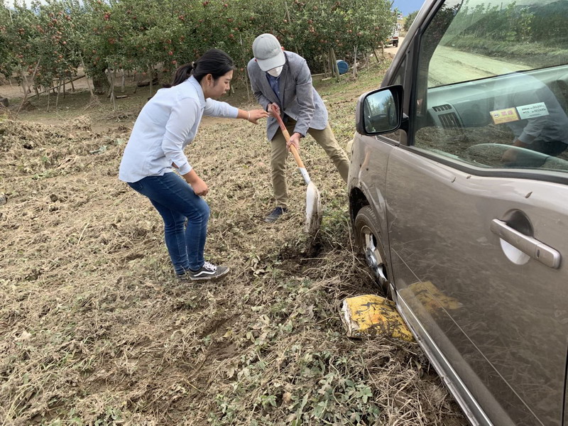 △2019年10月在长野县报道超强台风“海贝思”灾情的途中，采访车陷入淤泥中