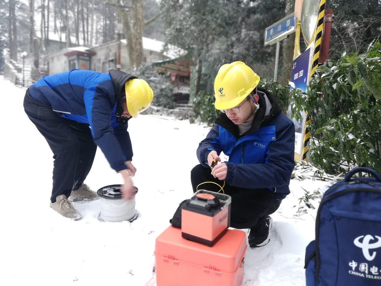 图为中国电信庐山分公司牯岭分局智慧家庭工程师胡德风(左一)和徒弟