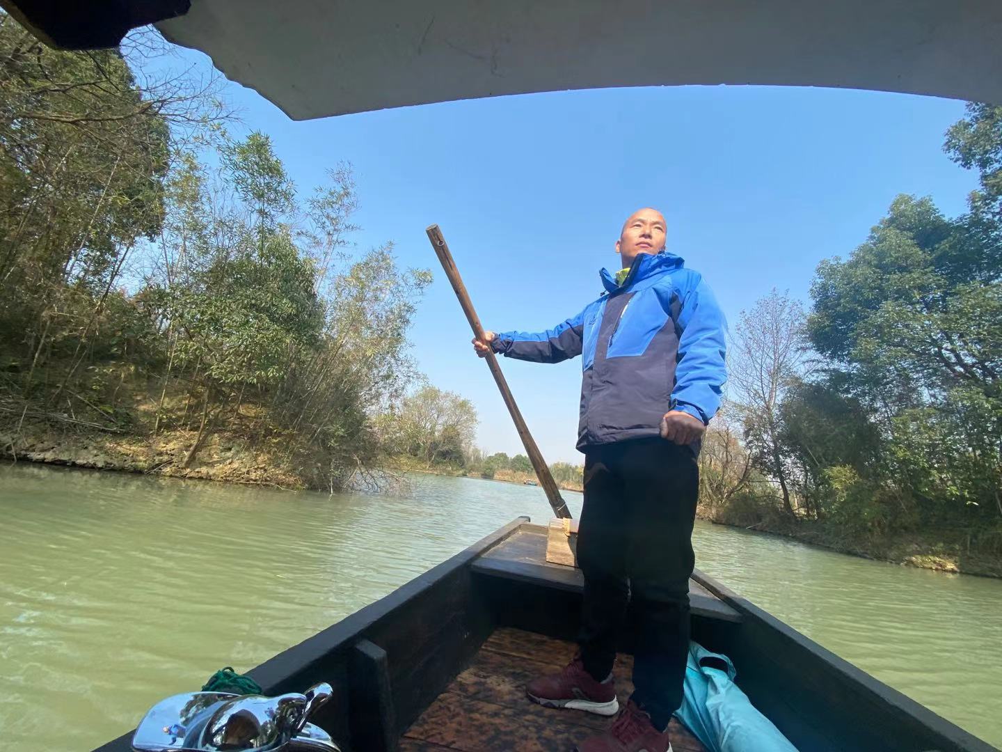 △53岁的摇橹船船工于林法说，他热爱在西溪湿地的工作