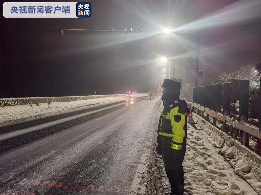 G5京昆高速公路四川雅西段因低温降雪天气实行交通管制