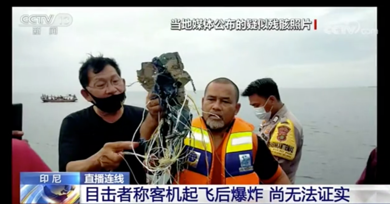 △救援人员在附近海域发现的飞机碎片
