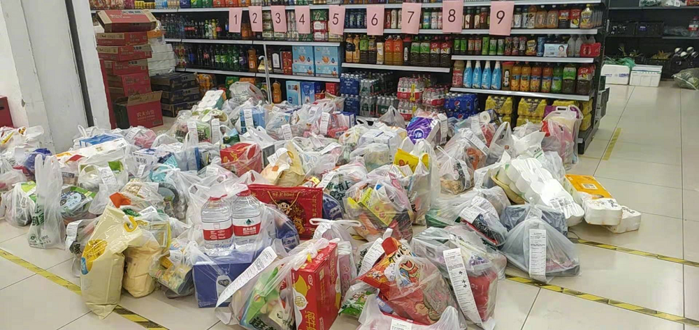 △1月8日上午，在永辉超市石家庄怀特店，地面摆放着部分待配送的商品，他们将会在当天全部配送完成。