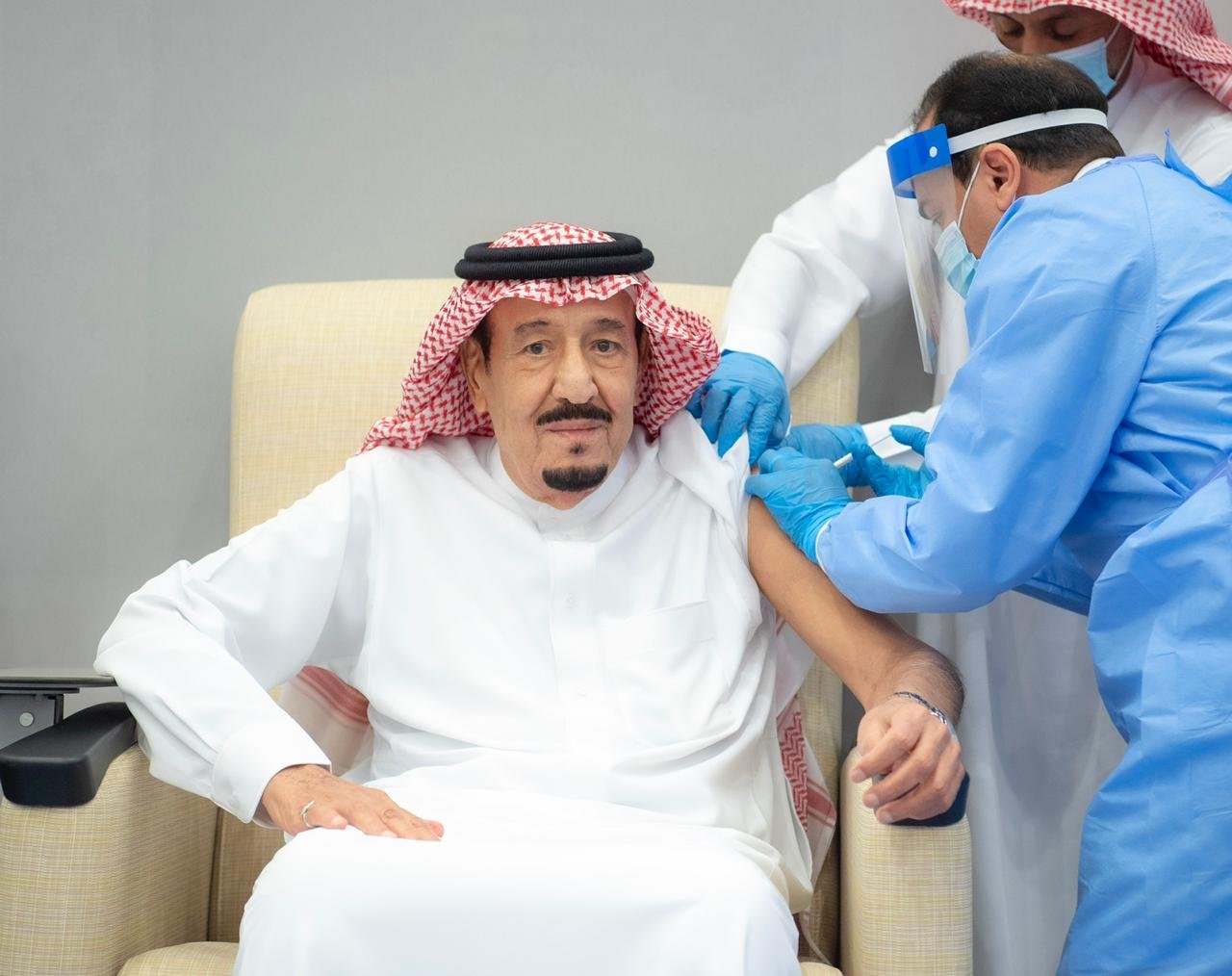 沙特国王萨勒曼接种新冠疫苗（阿拉伯新闻报）