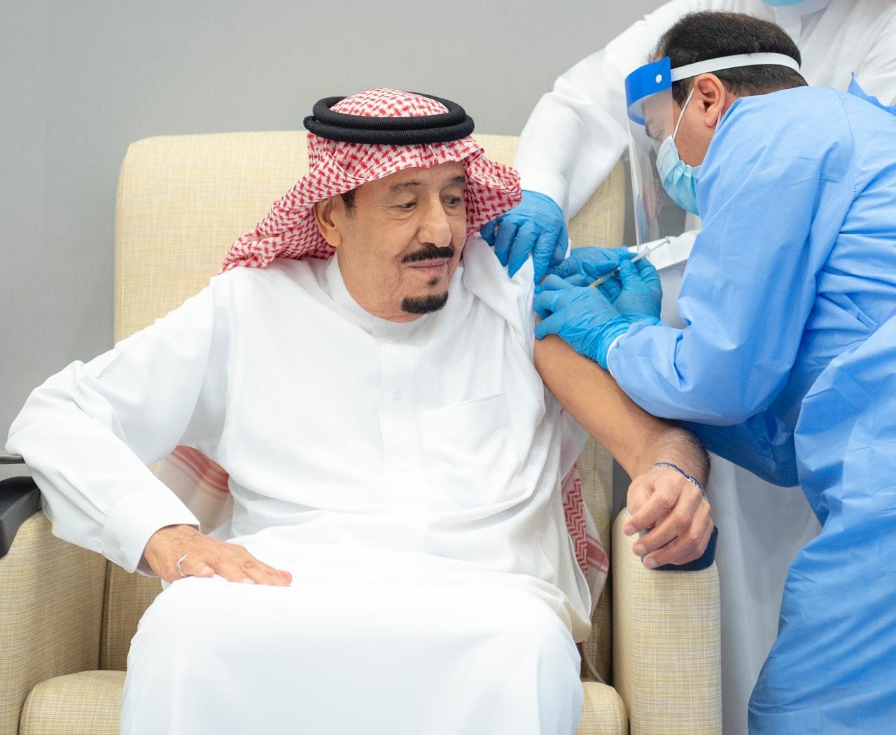 沙特国王萨勒曼接种新冠疫苗（阿拉伯新闻报）