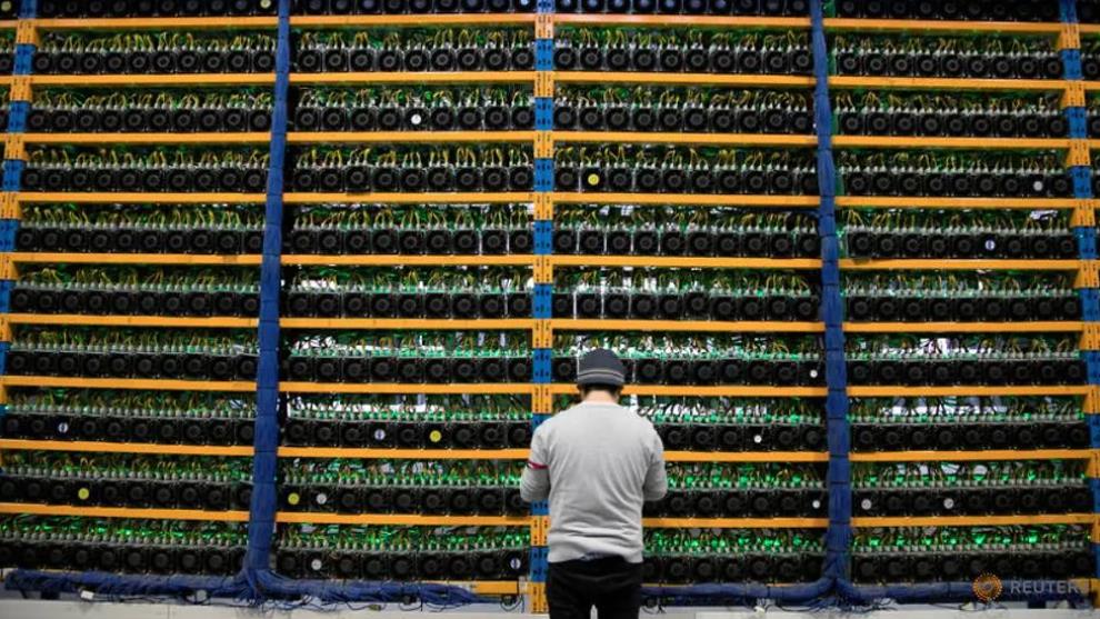 △加拿大魁北克省的一家比特币挖掘工厂，工人正在检查仪器。（图片来源：路透社）