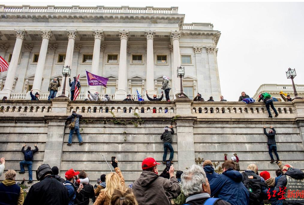 ↑部分暴徒试图攀爬进入国会大厦图据《纽约时报》