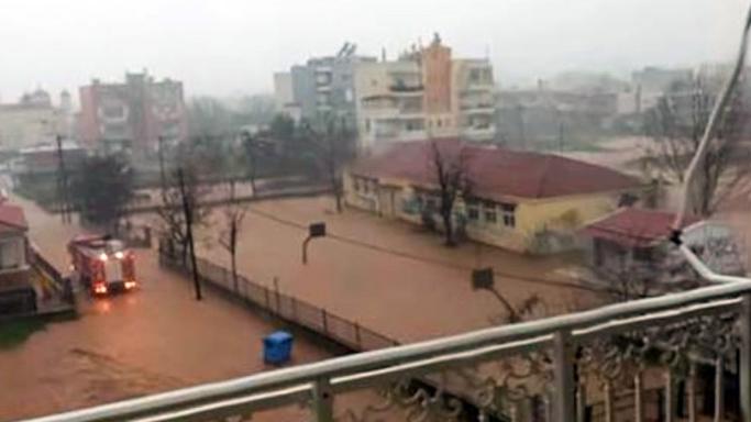 希腊：暴雨侵袭 水位上升 一名消防员不幸丧生