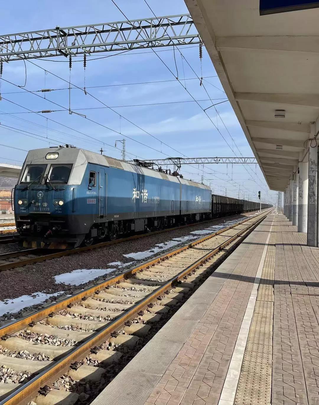 火车隧道里为啥有群人专门管喷水?