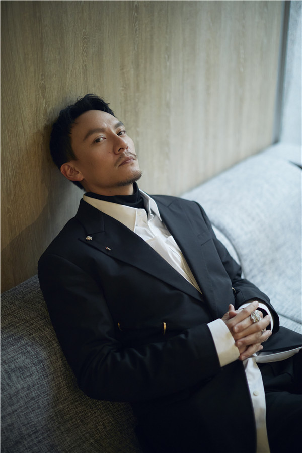 张震身着黑色西装02帅气又迷人