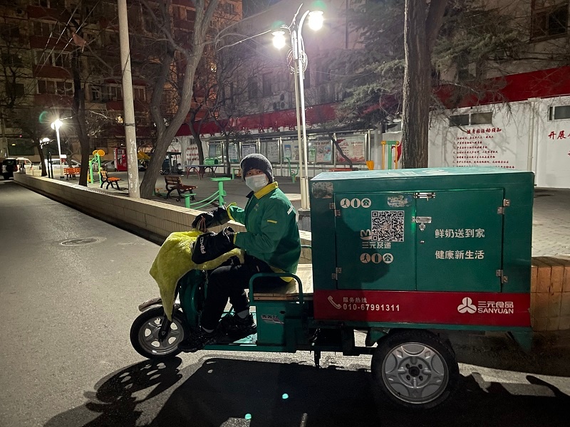 的北京街头很安静,三元食品鲜奶配送员崔师傅的送奶车声音显得有些大