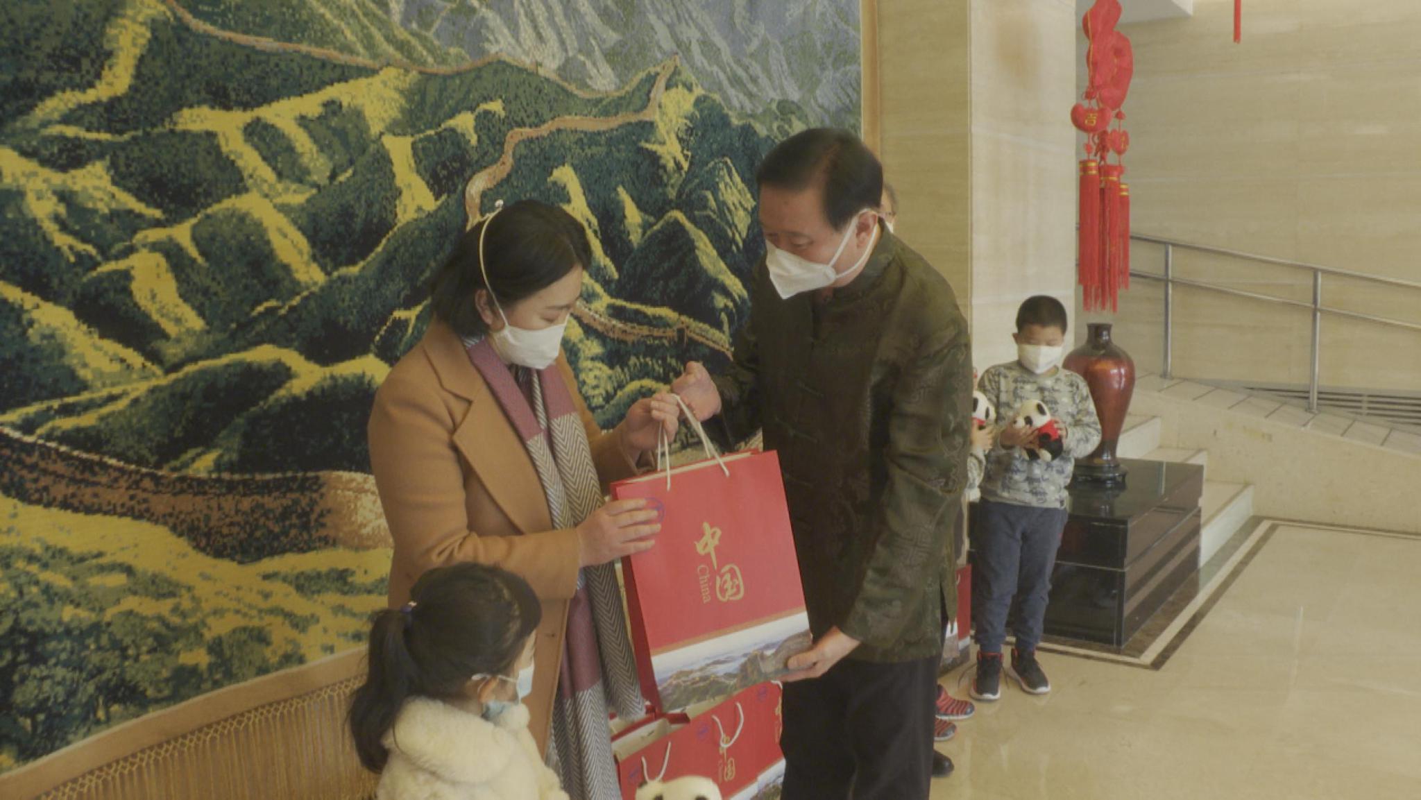 新年将至 多个中国驻外使领馆向留学生及侨胞发放“春节包”