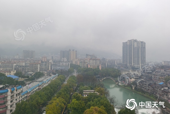 △2月10日湖南吉首阴雨绵绵，能见度不佳