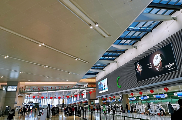 除夕当天,记者在上海虹桥国际机场2号航站楼看到,航站楼的航班运行有