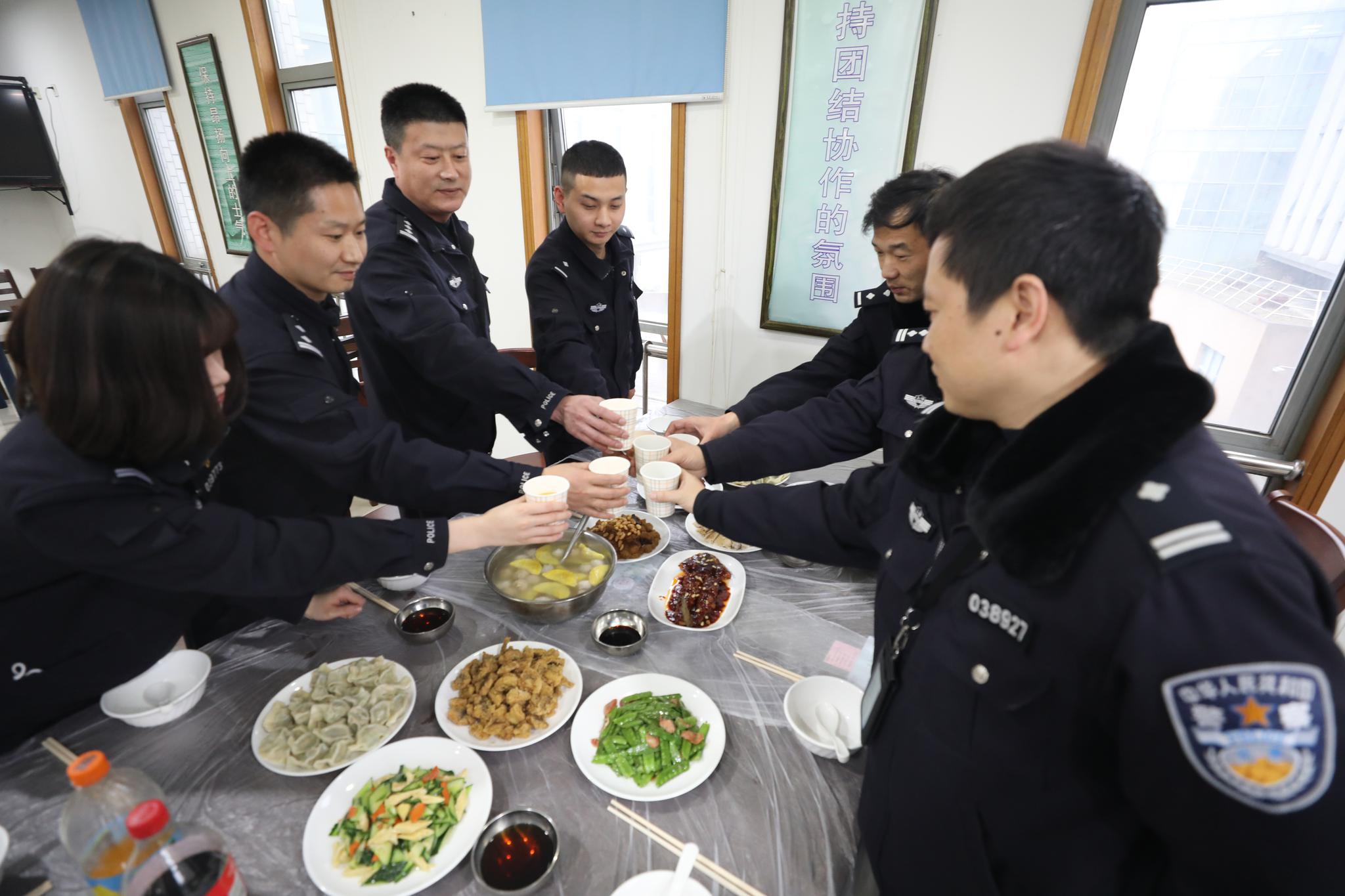 这个25年未回湖北老家过年的上海民警今年继续守沪