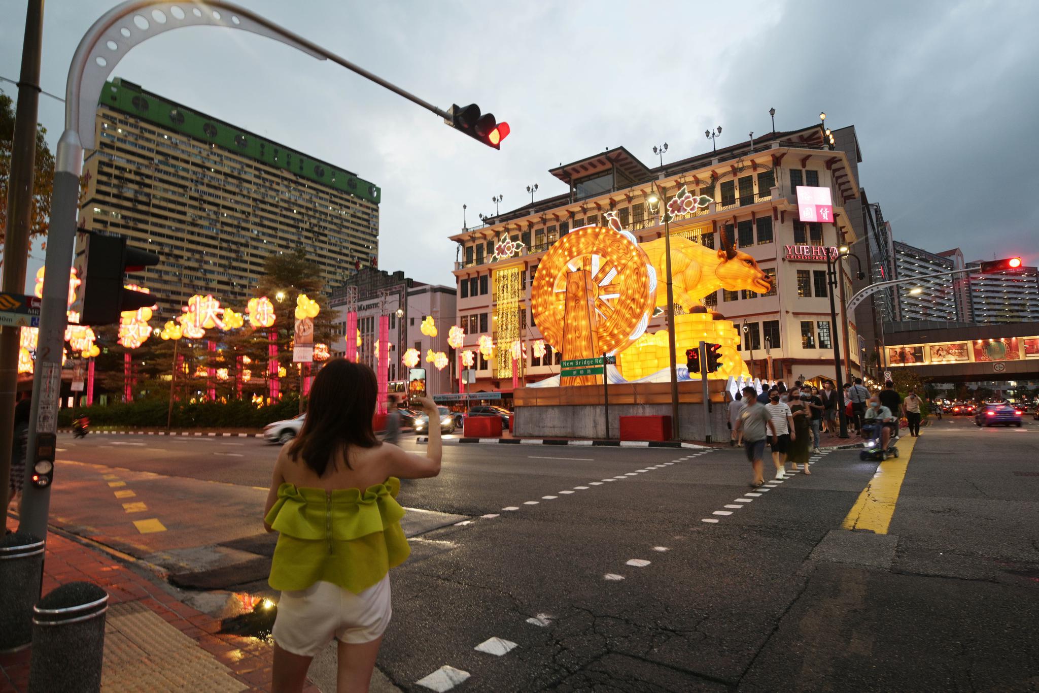 新加坡牛车水亮起农历新年灯饰