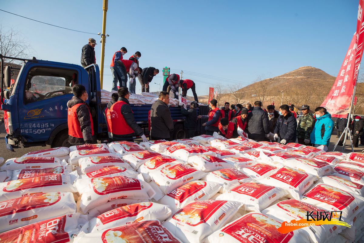 唐山友顺集团为九百户村及周边村69岁以上的老人及困难群众发放了米