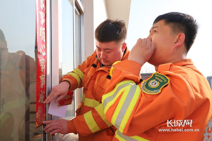 森防队员在贴春联迎新年.通讯员供图