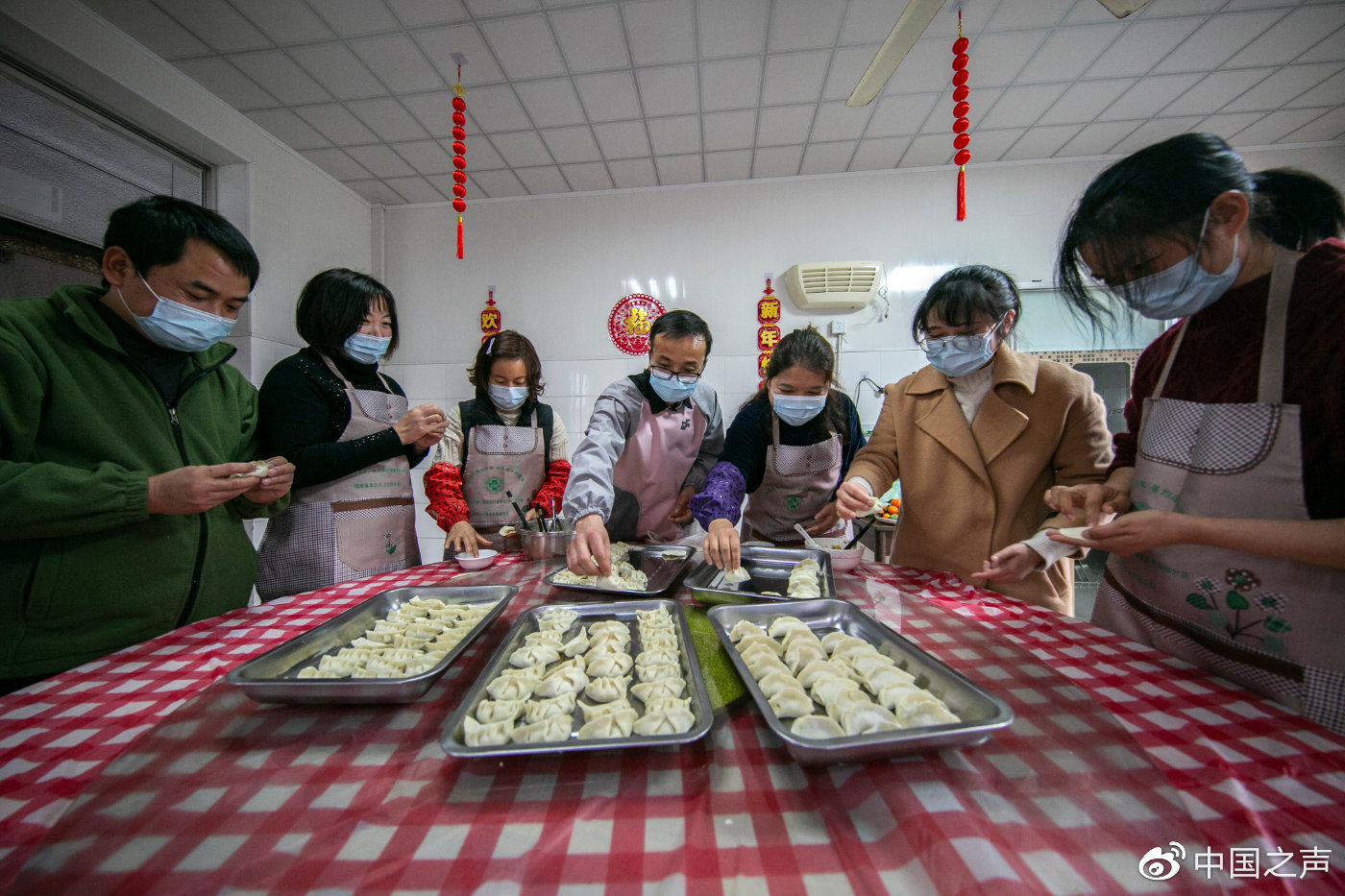 △院长廖福生和留守值班的医务人员一起包饺子