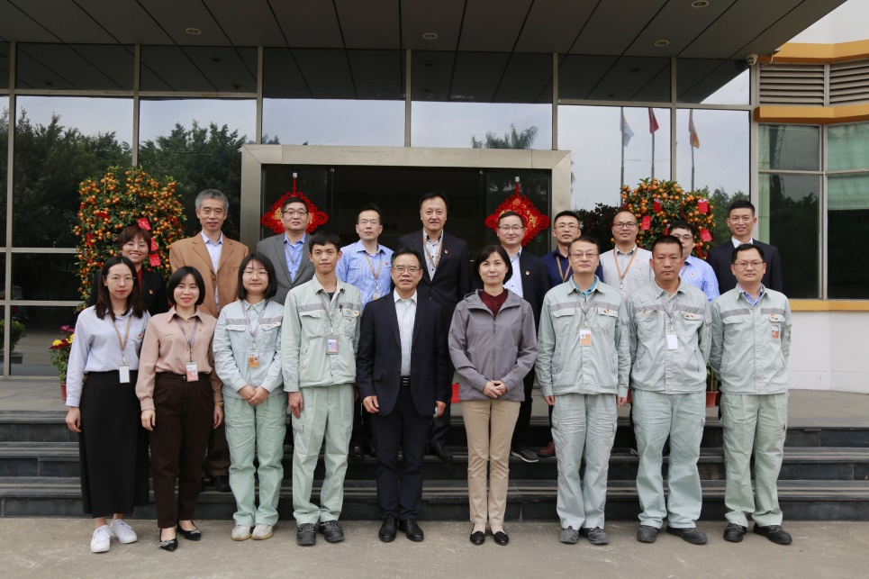 2月4日,华润集团董事马璐赴华润五丰深圳石岩工厂走访慰问基层员工