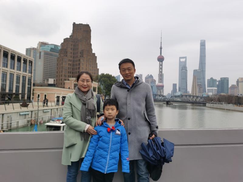 第一次在上海过年的田春燕，在“世纪同框”取景点和家人拍了张全家福