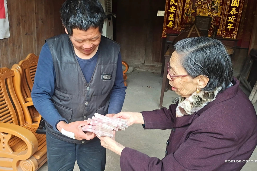 ▲2021年2月5日,陈奶奶还清了最后一笔债务。图据图据中央政法委长安剑微信公众号