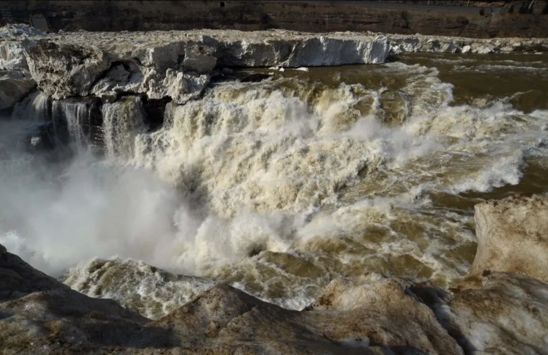 △12日，在山西临汾市吉县拍摄的黄河壶口瀑布。