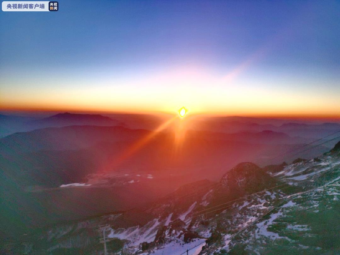 云南玉龙雪山身披暖阳现金顶超美牛年第一缕阳光迎新春