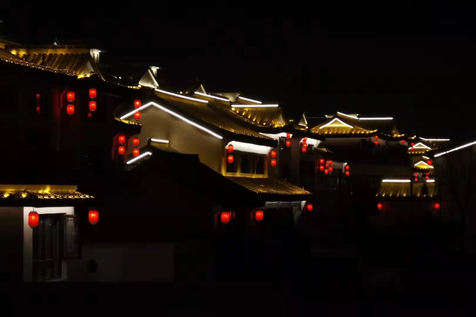 2月13日,大年初二夜晚,沿着山东菏泽成武县郜城水街漫步.