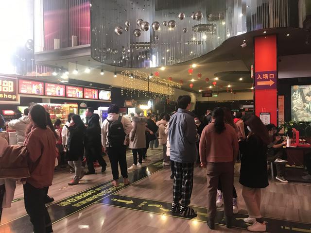 △大年初一下午3时左右，北京的嘉华国际影城里，观众正在等待电影开场。