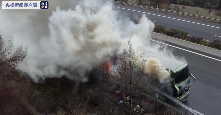 希腊一双层巴士突然起火 事故未造成人员伤亡