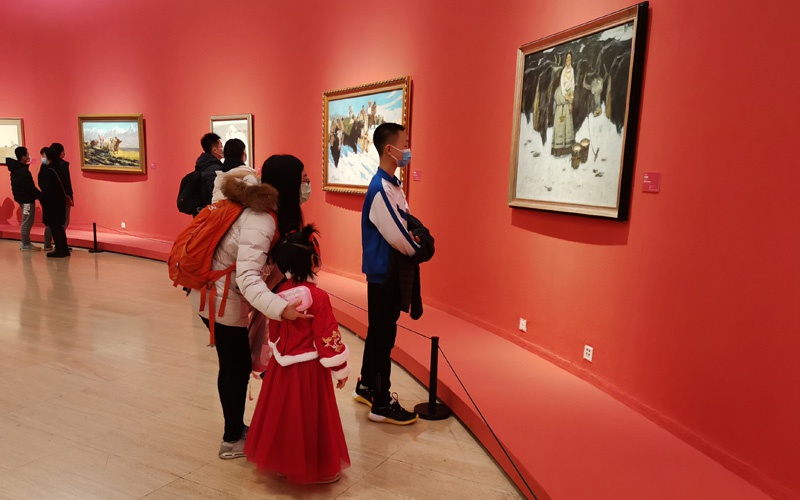 在中国美术馆参观的小观众.人民网记者 鲁婧摄