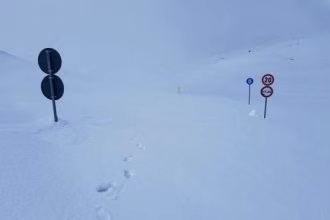 △阿尔巴尼亚出现大范围降雪并伴随强风天气