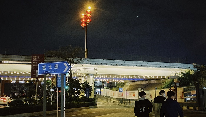 富士康里的春节：食堂免费年夜饭 留守补贴2400元