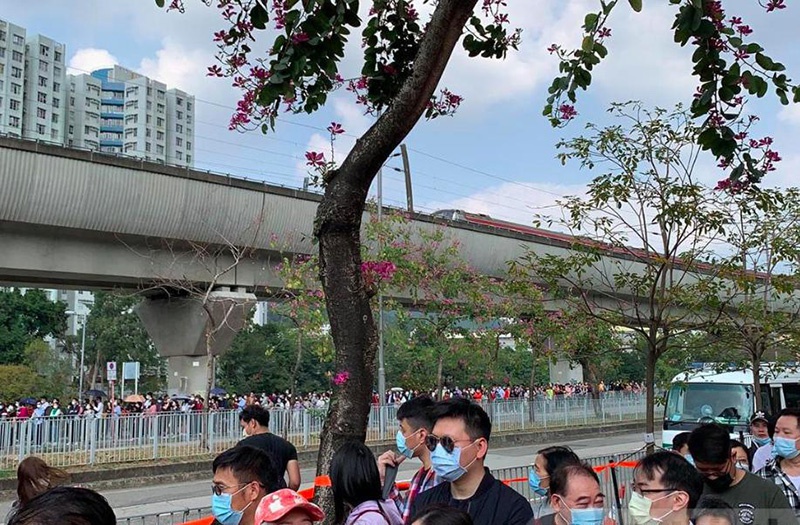 香港逾7000人到车公庙祈福 庙外实施人流管制措施