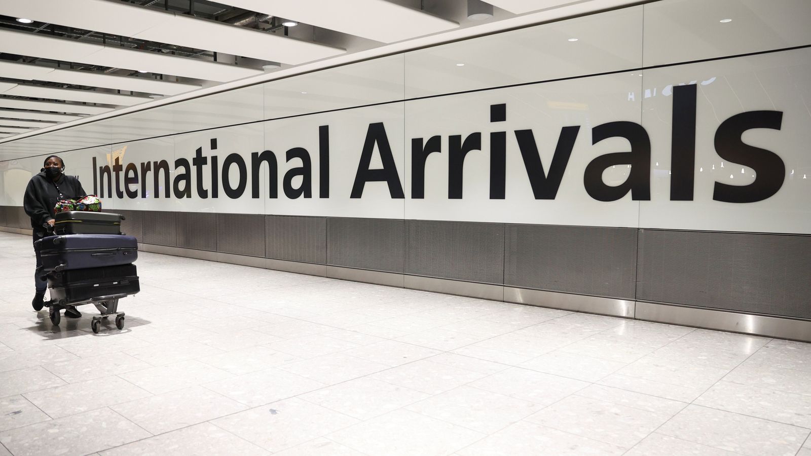 英国去年疫情高峰时航空入境旅客量暴跌98%