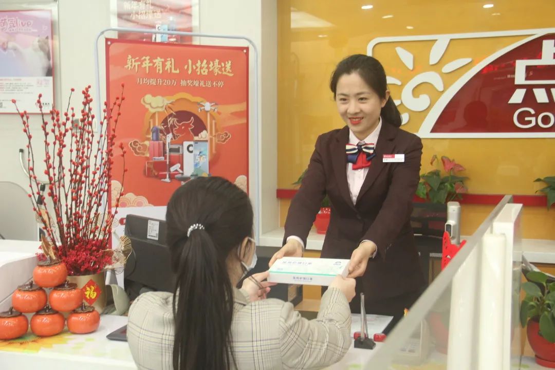 图为招商银行深圳分行网点综合柜员,全国五一劳动奖章获得者崔娟为