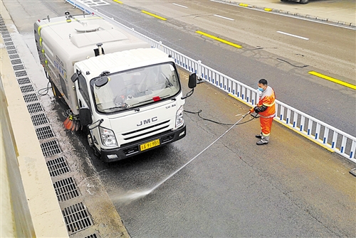 ▼2月14日，河北省石家庄市桥西区环卫大队环卫工在清洗路面。春节假日，当地环卫工人坚守岗位，维护环境整洁。 赵永辉摄