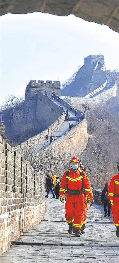 ◀2月11日，北京市延庆区消防救援支队八达岭消防救援站消防员谢克斌带领队员在长城上巡逻执勤，守护平安。 王 伟摄