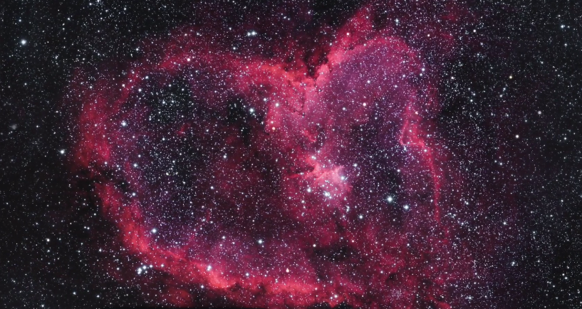 摄影师拍摄7500光年的心状星云 宇宙的终极浪漫