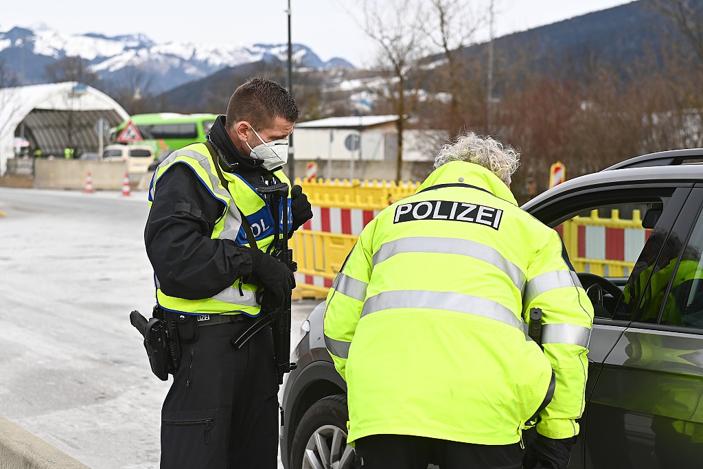 当地时间2021年2月15日,德国基弗斯费尔登,一名德国边防警察在奥地利