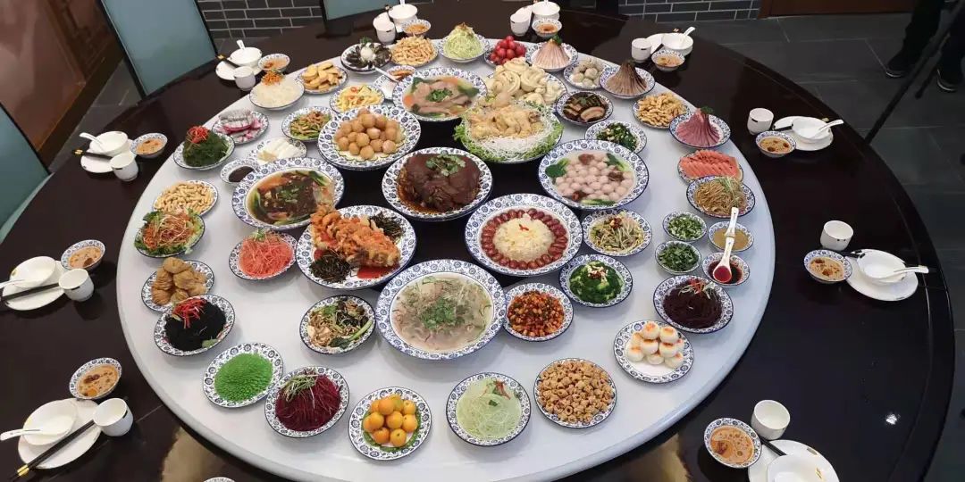 "带把肘子"是当地最隆重的宴席"九品十三花"中的"c位".