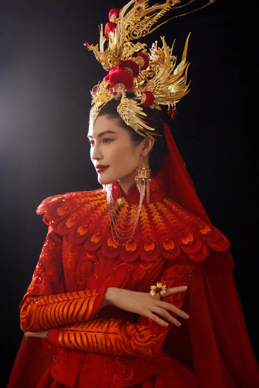 山水霓裳天工校友何穗亮相春晚再现华服之美