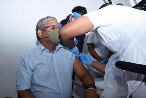 △塞舌尔总统拉姆卡拉旺接受疫苗 图片来源：塞舌尔《民族报》