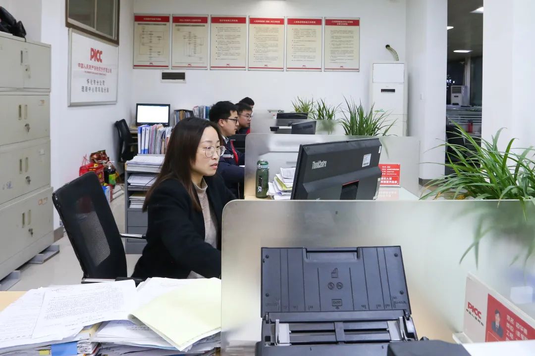 图为中国人保财险怀化市分公司员工全神贯注处理赔案。