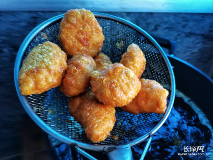 《炸糕》拍摄于张家口市崇礼区.吕秀琴&nbsp;摄