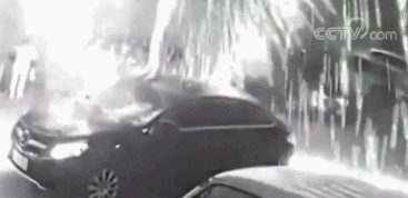 △ 上海一市民在自家车顶燃烧抛洒“冷焰火”，结束后发现车顶和玻璃被烧出十几个小洞。